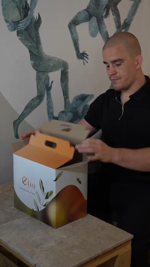 Sportista otvara Elia Fit kutiju sa obrokom